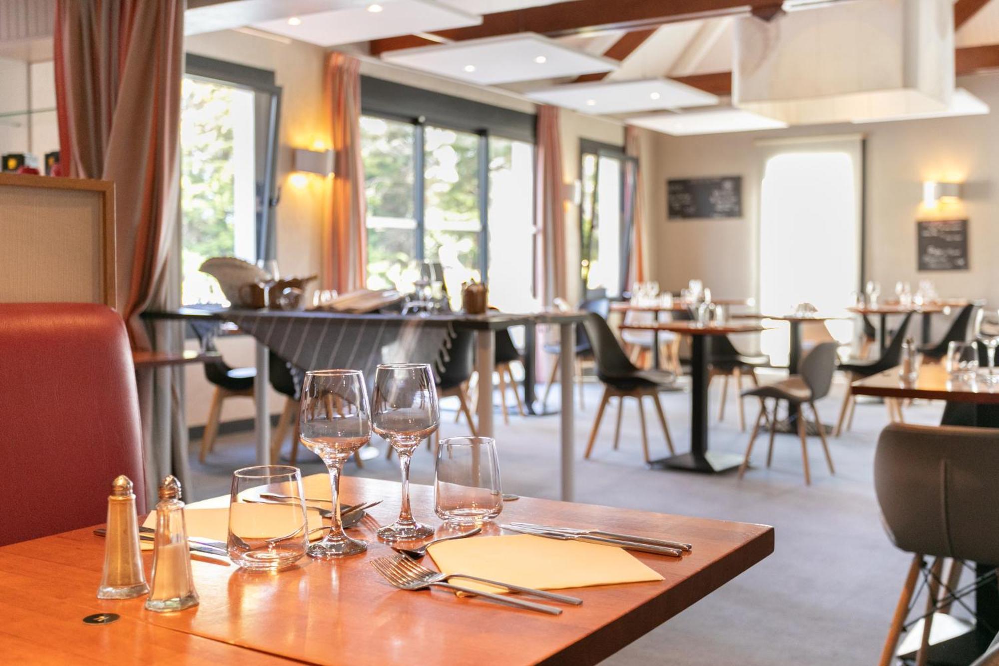 Logis, Hotel Au Chene Vert 普勒林 外观 照片
