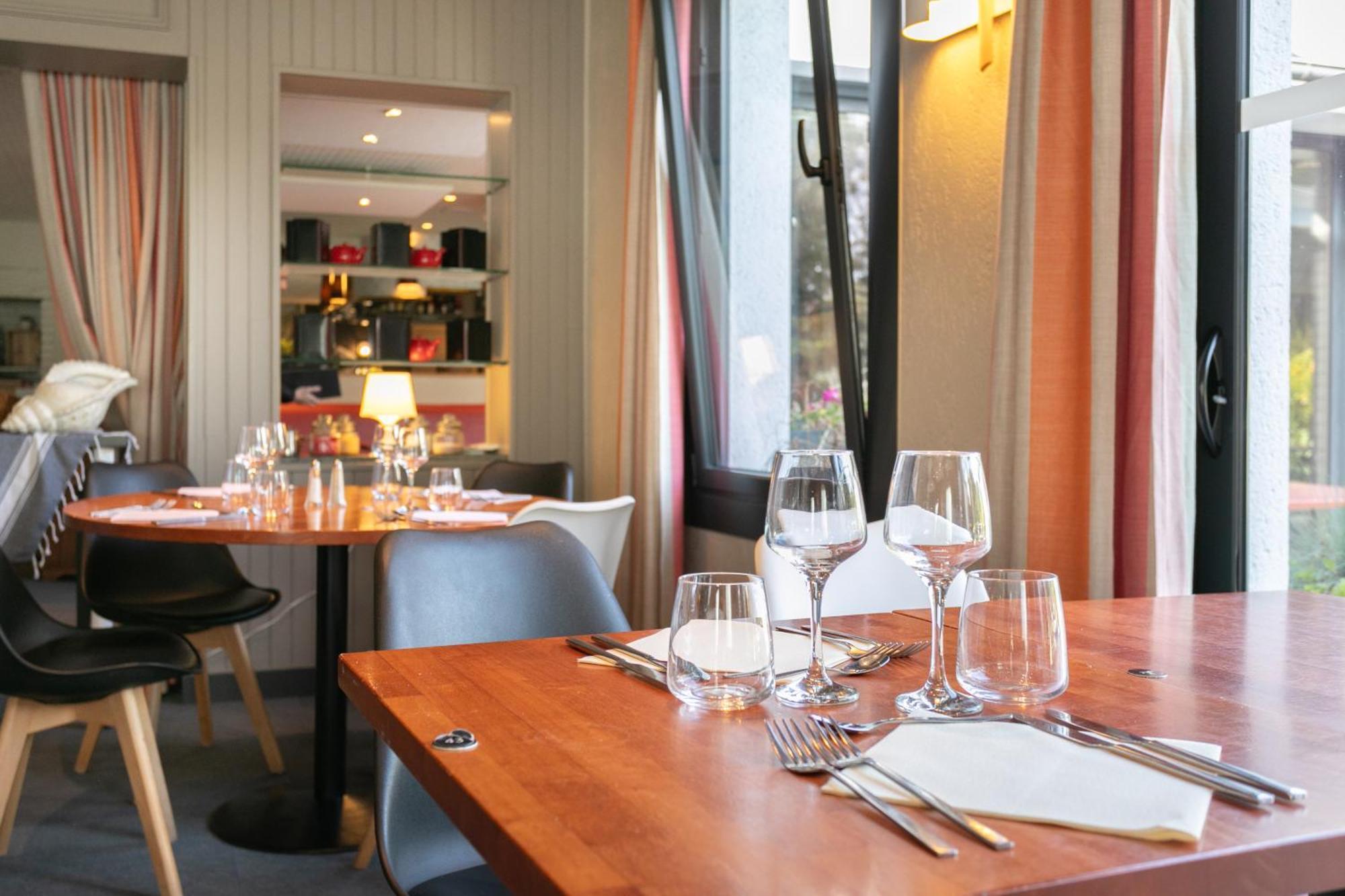 Logis, Hotel Au Chene Vert 普勒林 外观 照片